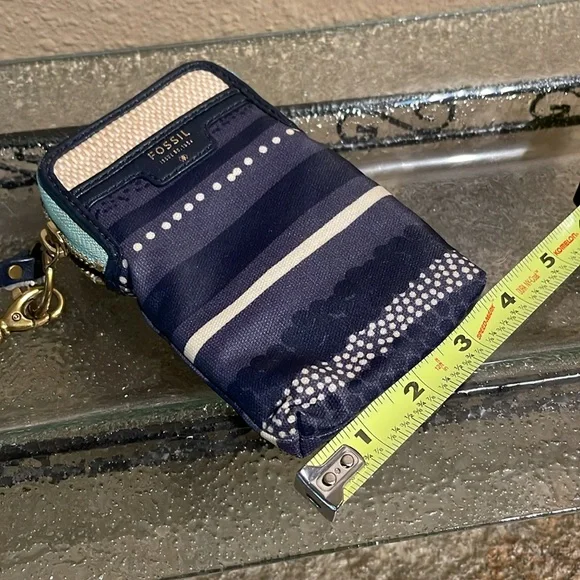 Fossil wristlet, phone holder, and credit cards - Picture 4 of 5